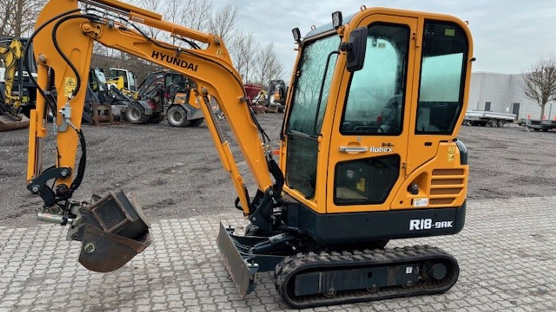 Hyundai R18-9AK