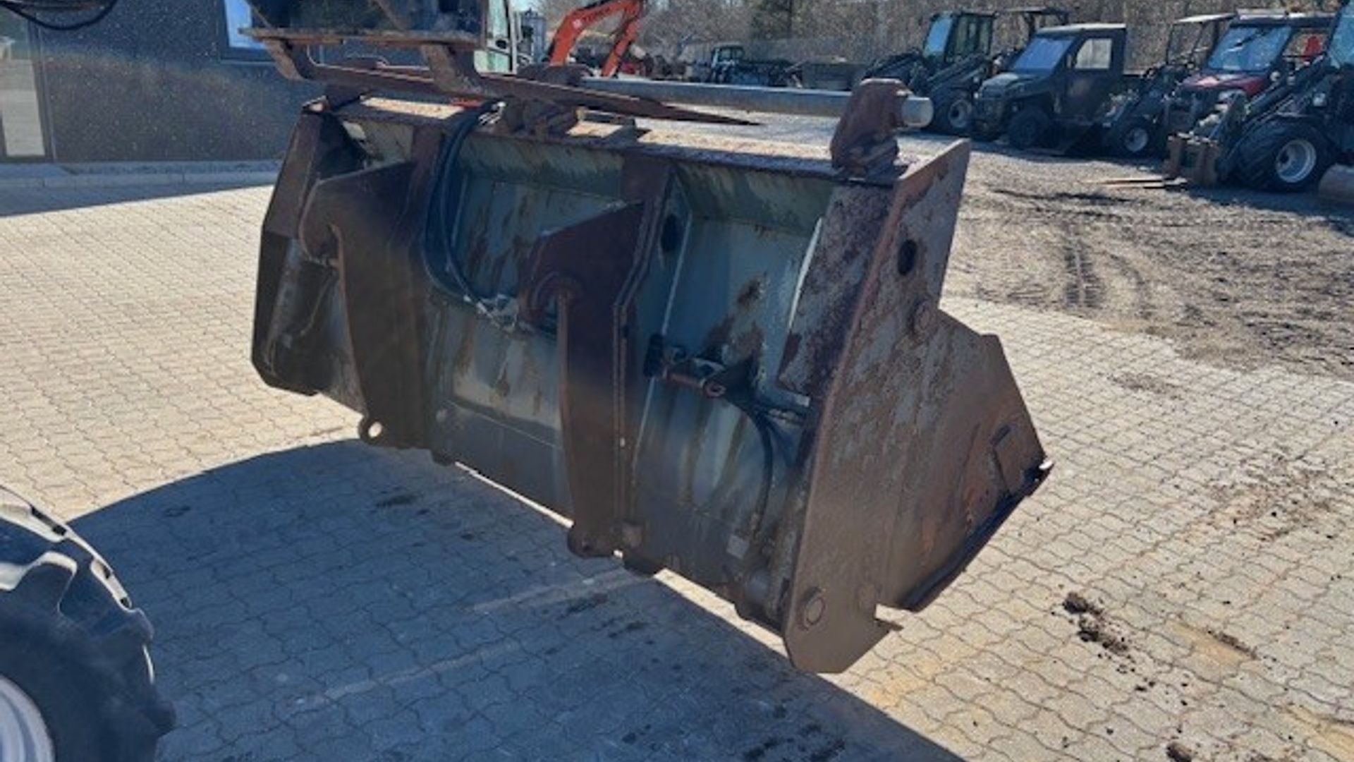 New Holland LB115 4i1 skovl